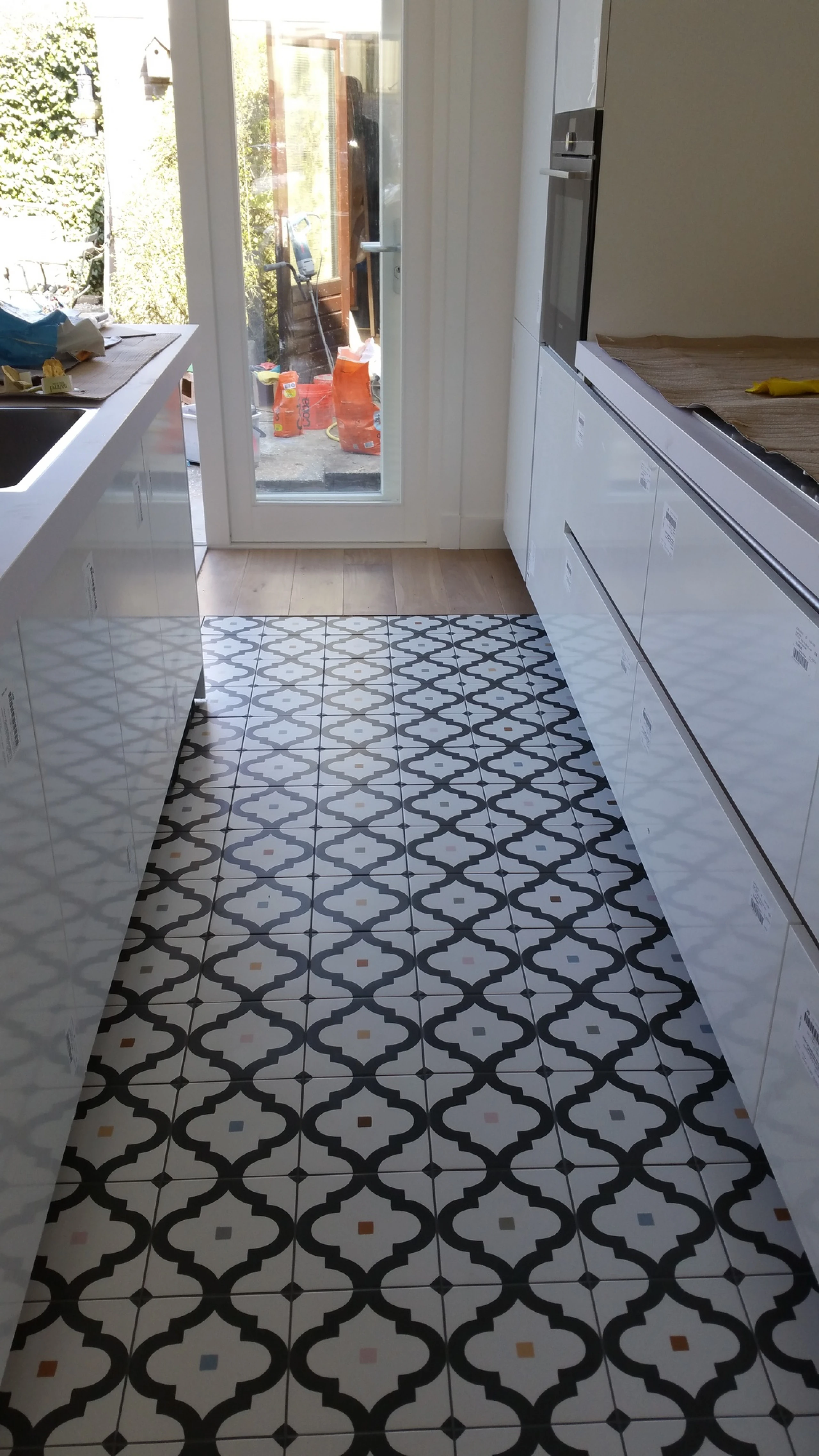 Keukenvloer voorzien van motief vloertegels