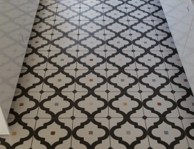Keukenvloer voorzien van motief vloertegels