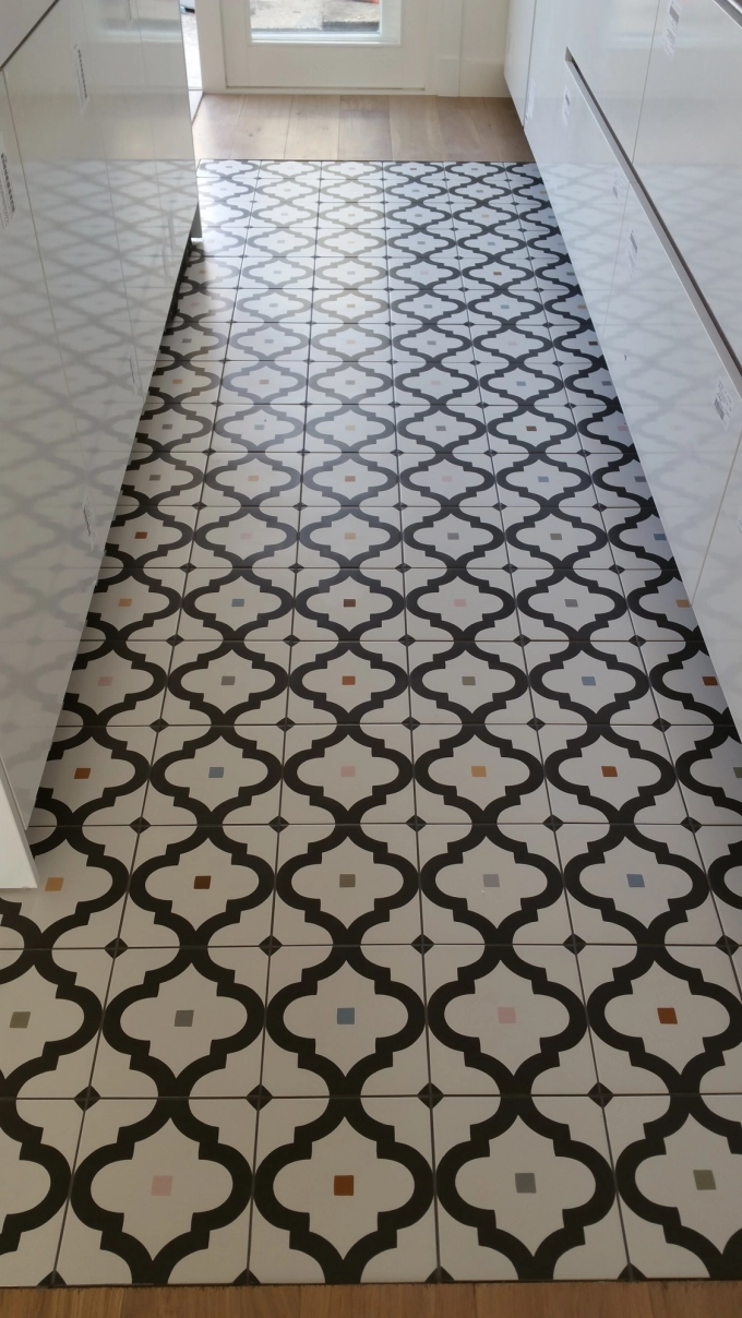 Keukenvloer voorzien van motief vloertegels