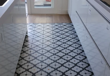 Keukenvloer voorzien van motief vloertegels